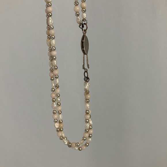 Vintage double strand ivory and silvertone beads and faux pearl baroque necklace - Picture 11 of 12